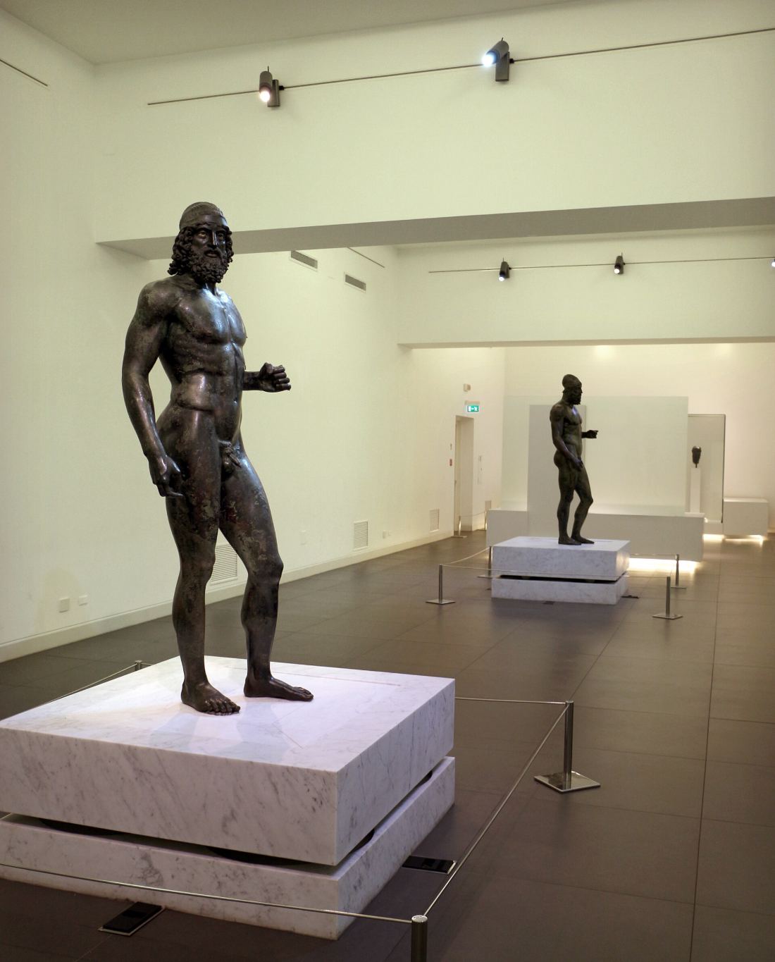 Uno dei Bronzi di Riace esposto nella sala del Museo Archeologico Nazionale di Reggio Calabria
