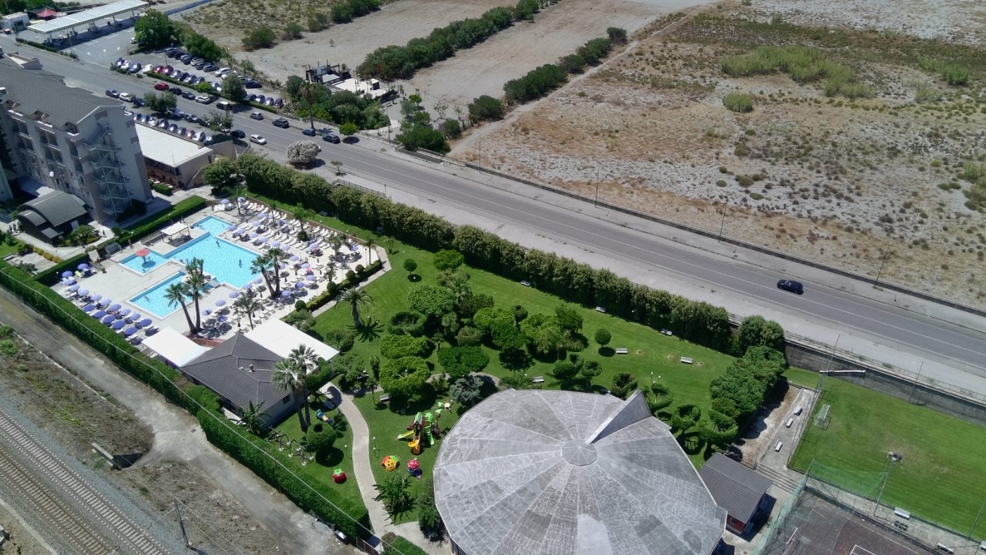 Veduta aerea dell'Eurolido: l'edificio, la piscina, il giardino e il campo da calcio