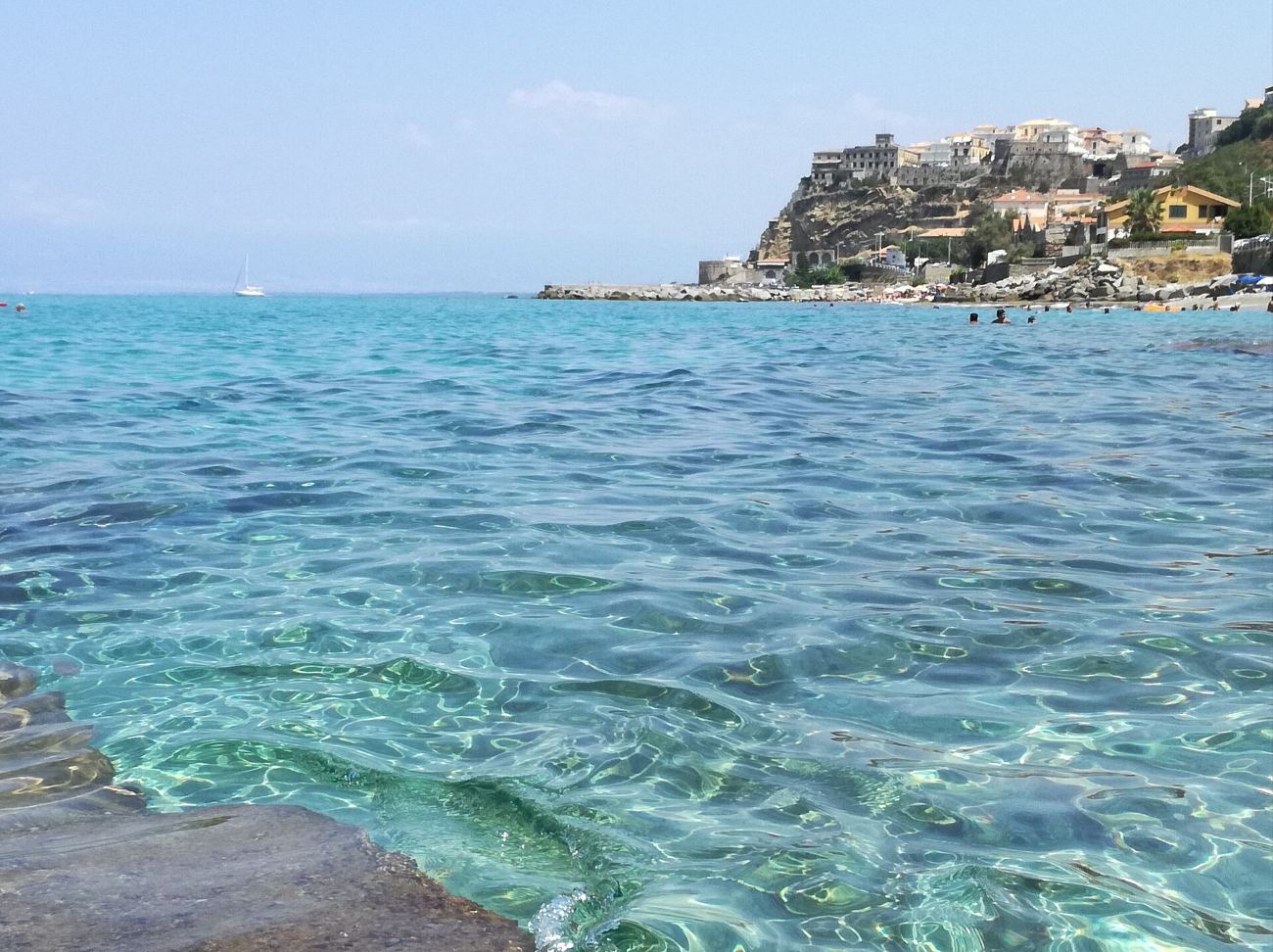 Pizzo Calabro visto dal mare, con il centro storico e il Castello Murat sulla rupe