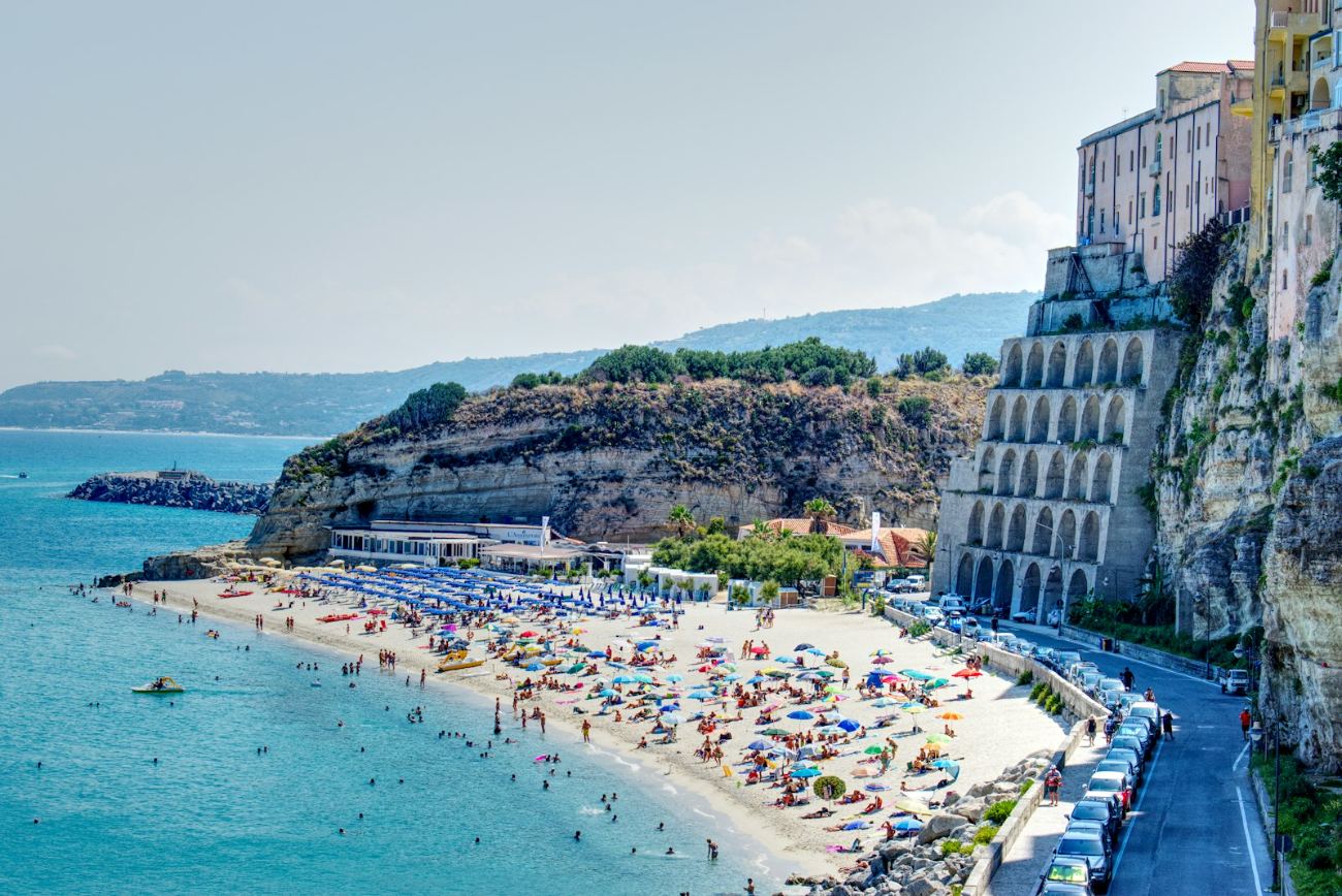 Tropea: il centro storico sulla rupe e la spiaggia sottostante